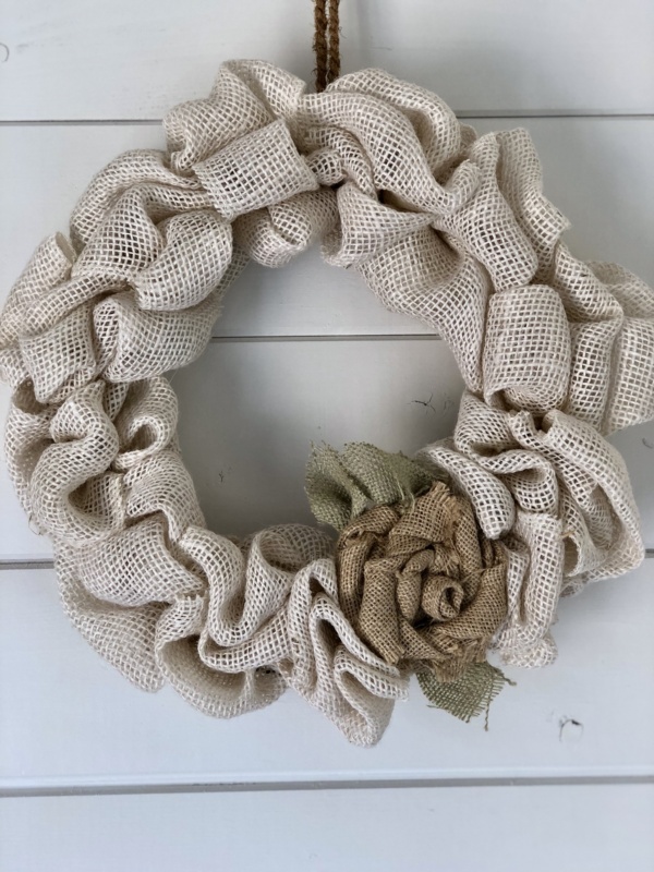 DIY Burlap Bubble Wreath white with burlap flower 