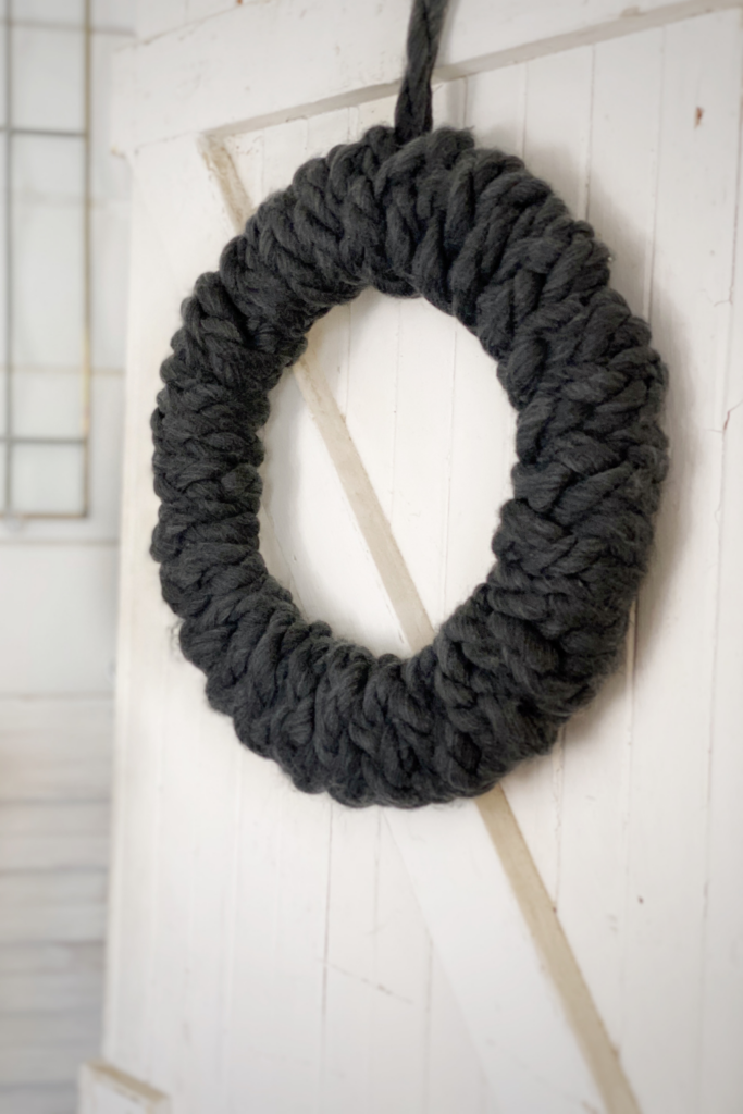 Chunky yarn wreath DIY