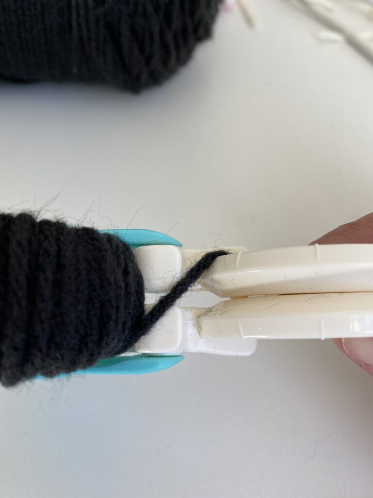 How to make a pom pom