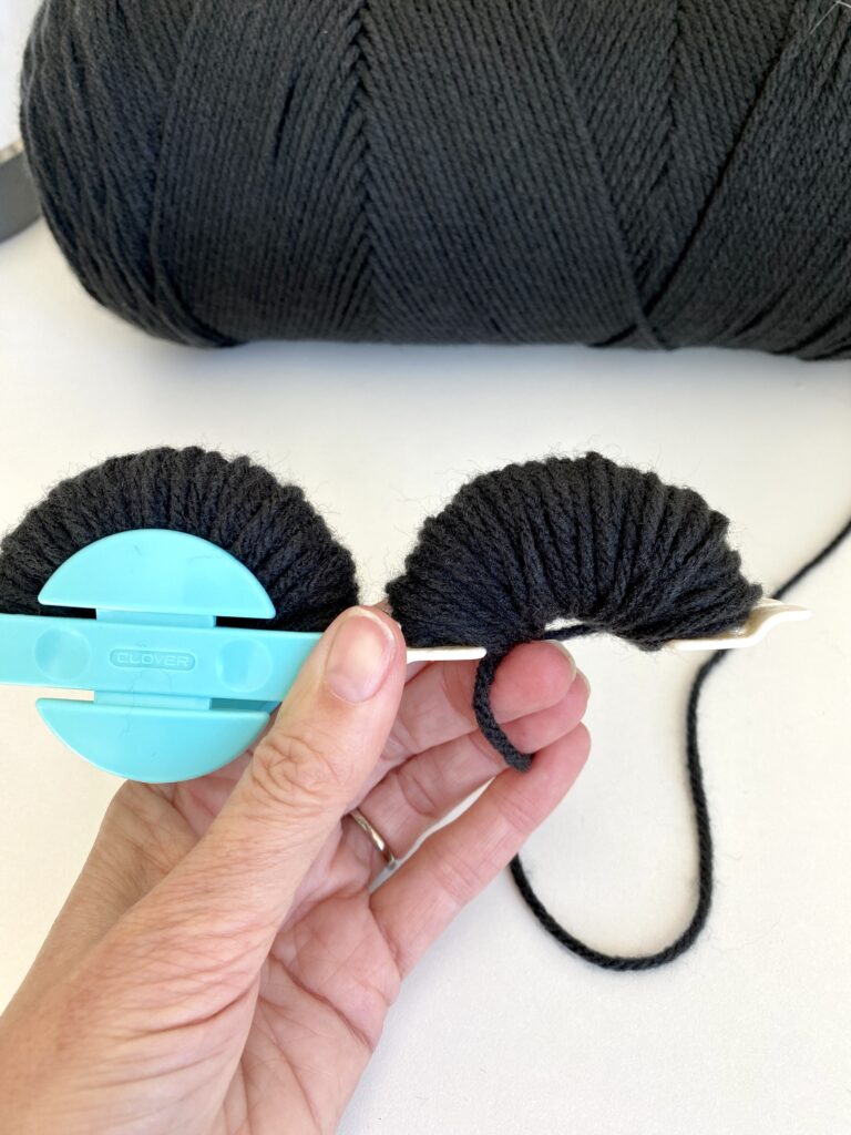 How to use Clover Pom Pom Maker