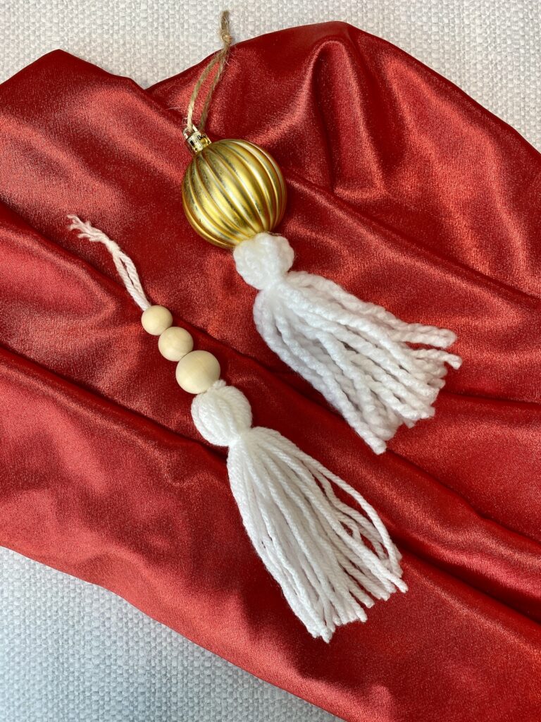 DIY Yarn tassel ornaments christmas colors and decorations