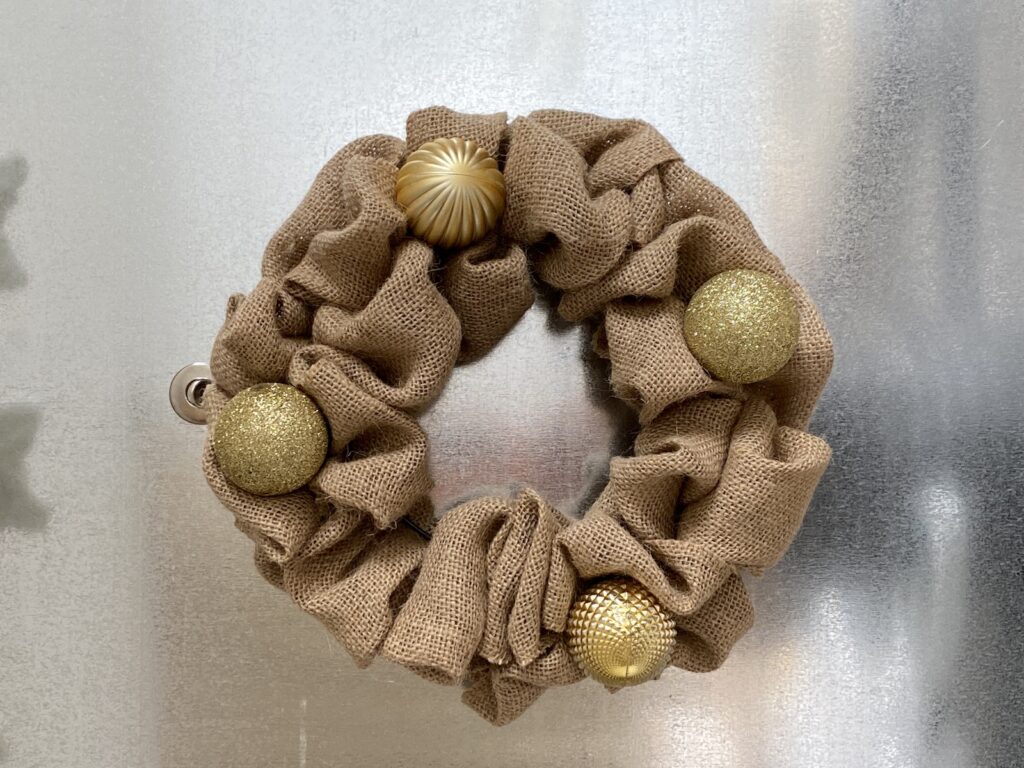 Burlap Christmas Wreath DIY with gold ornaments