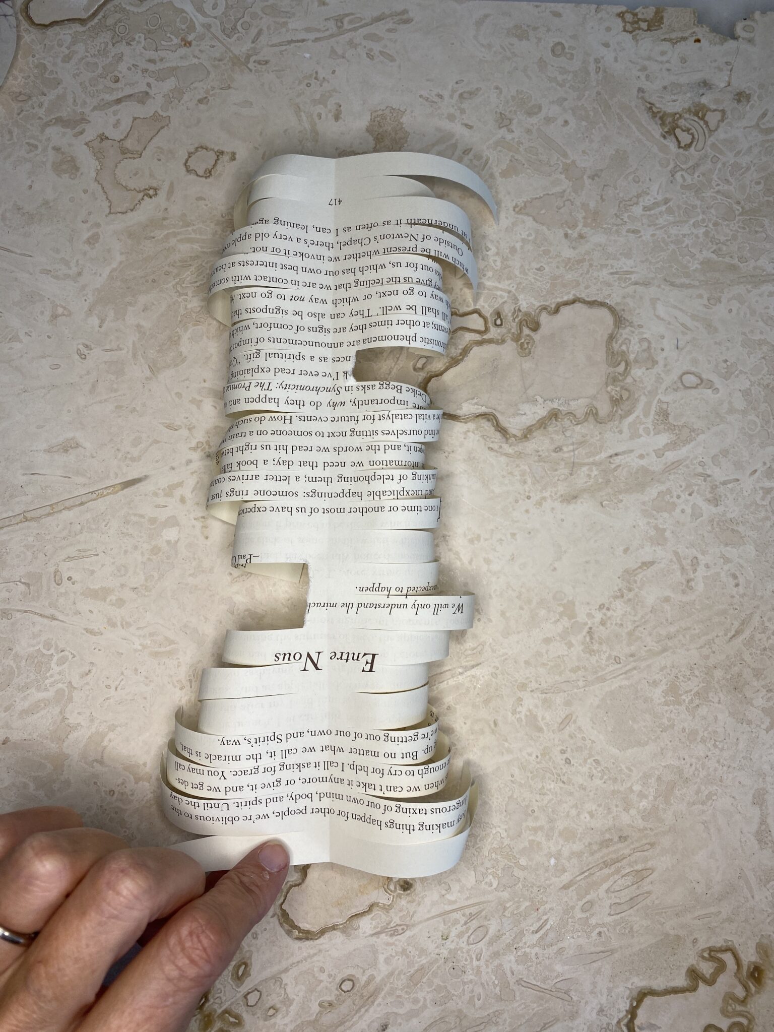 How To Make A Curled Paper Wreath With Book Pages : Tutorial With Pictures